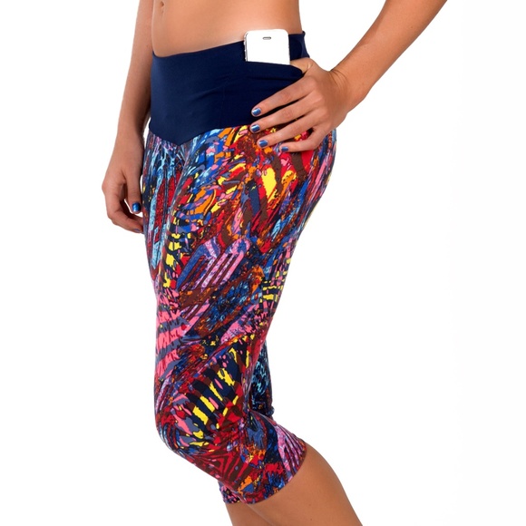 New Compression Printed Capri Leggings with POCKET - Picture 1 of 8
